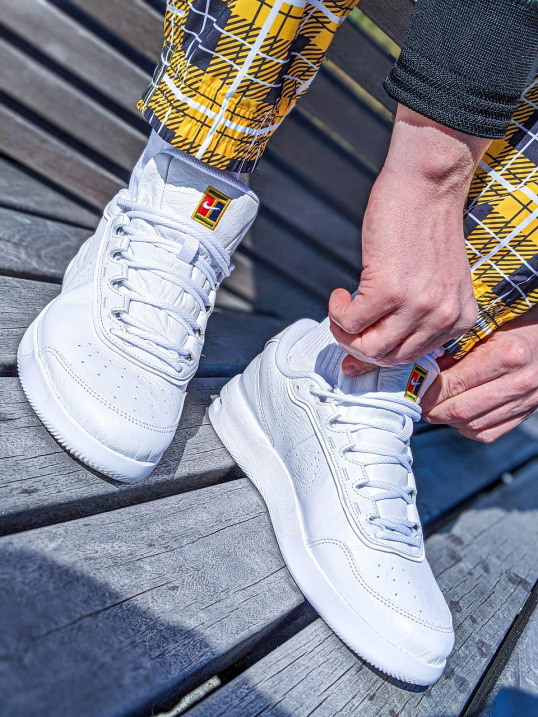 nike sneakers vertical